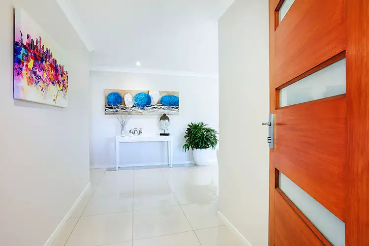 5 Nicolson Court, Mermaid Waters QLD 4218
