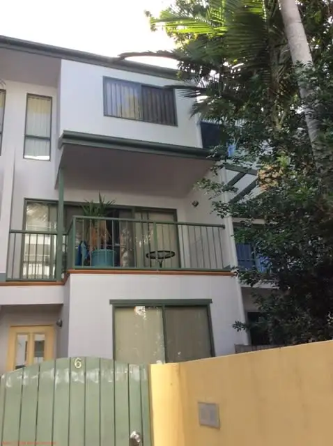 6/3-5 Bradford street, Labrador QLD 4215
