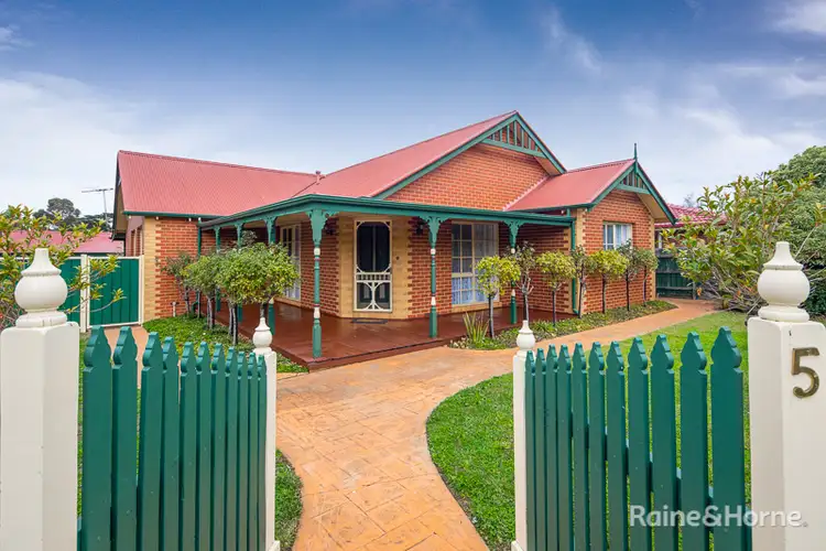 5 Strathearn Dr, Sunbury VIC 3429