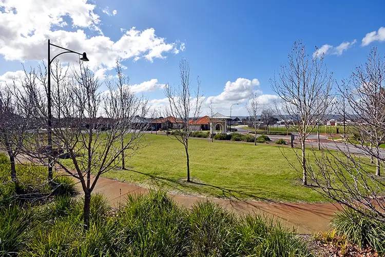 15 Koroit Way, Aveley WA 6069