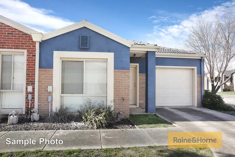 10/17 Crestmont Drive, Melton South VIC 3338