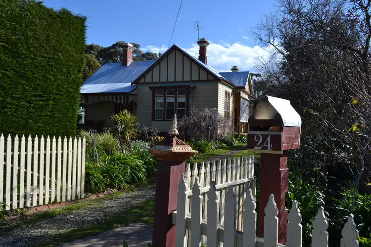 24 Port Fairy Road, Ararat VIC 3377
