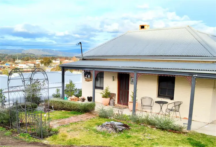 42 Carey Street, Tumut NSW 2720