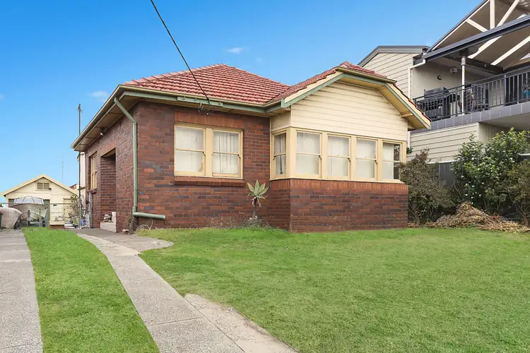 215 Flagstaff Road, Lake Heights NSW 2502