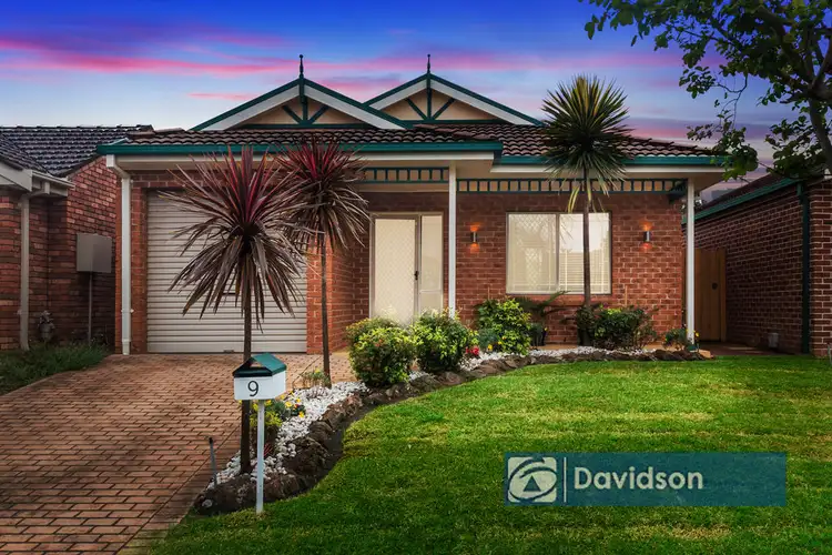9 Stowe Court, Wattle Grove NSW 2173