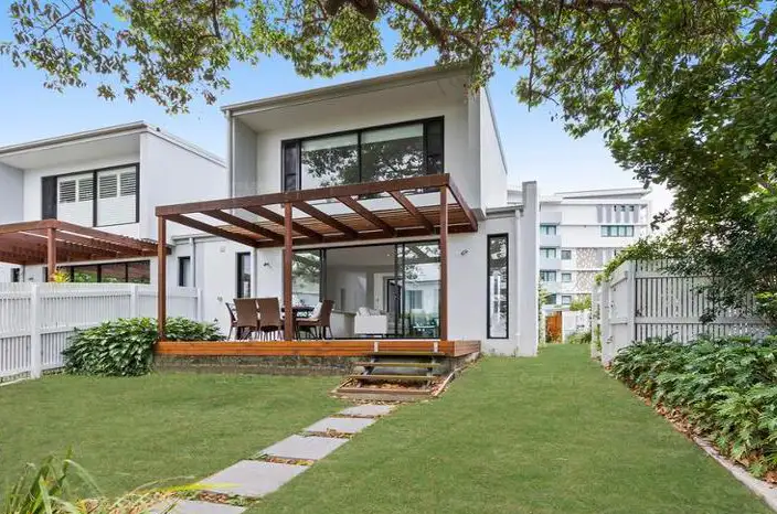 Main view of Homely townhouse listing, 1/323 Bayview Street, Hollywell QLD 4216