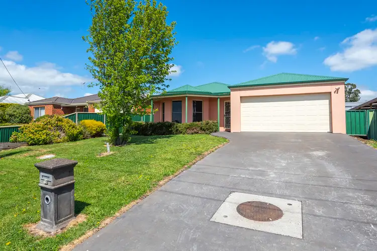 16 Palmer Place, Kyneton VIC 3444