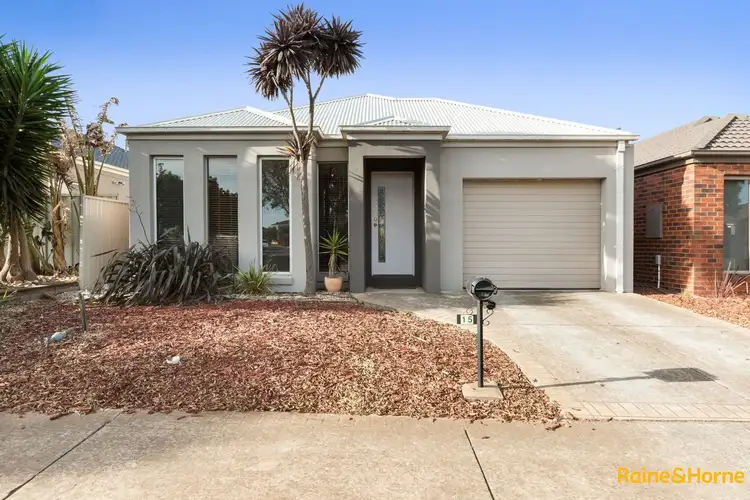 15 LYME PARK CIRCLE, Caroline Springs VIC 3023