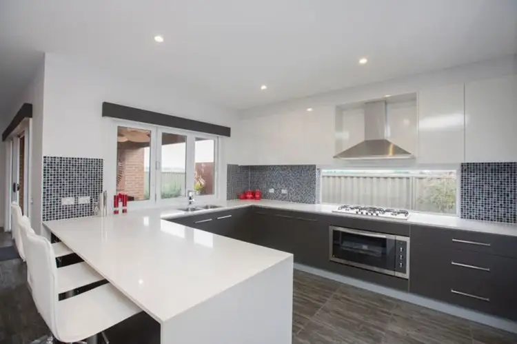 28 Prendergast Avenue, Cranbourne East VIC 3977
