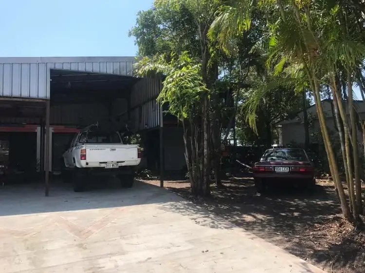 7 Pineapple Ave