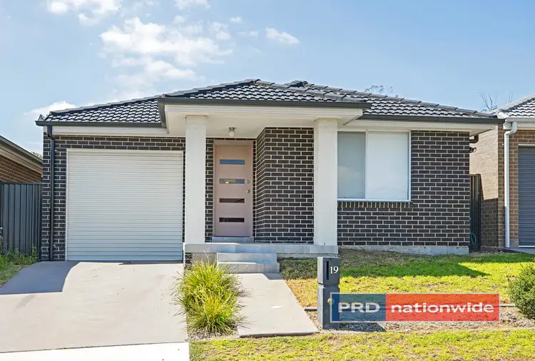19 Scarlet Street, Jordan Springs NSW 2747