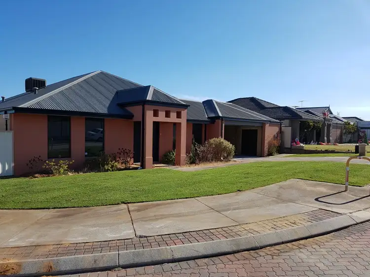 52 Araluen Crescent