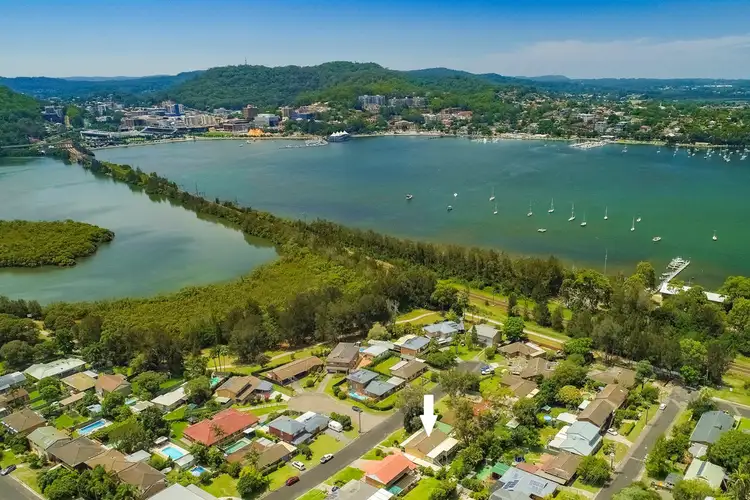 8 Althea Place, Point Clare NSW 2250