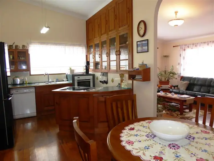 31 Ridgeway Avenue, Southport QLD 4215