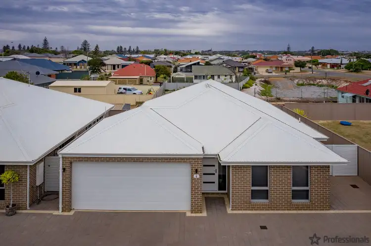 4/8 Stroud Street, Beachlands WA 6530