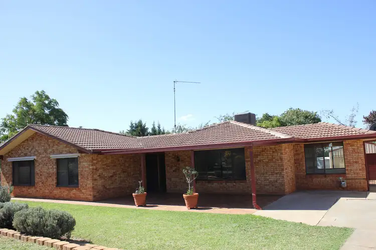 25 Bowditch Crescent, Parkes NSW 2870