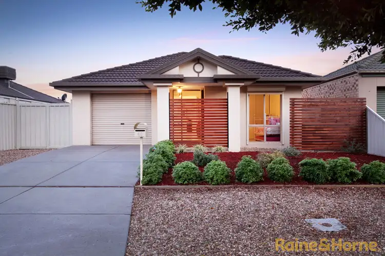 40 Milburn Circuit, Caroline Springs VIC 3023