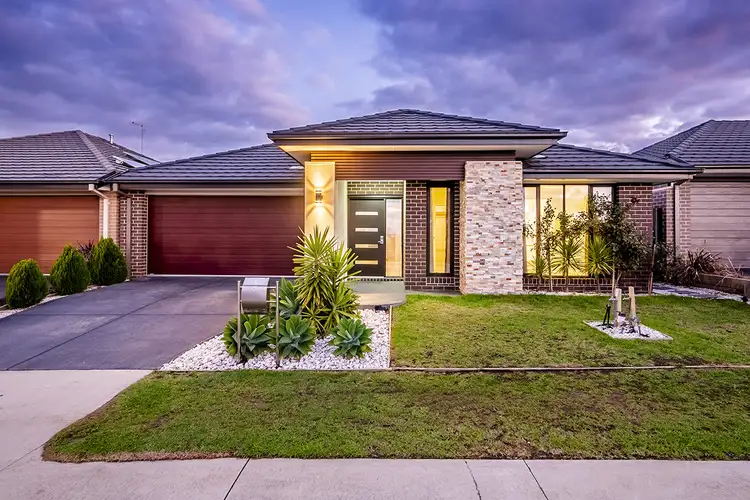 6 Jonesys Lane, Clyde North VIC 3978