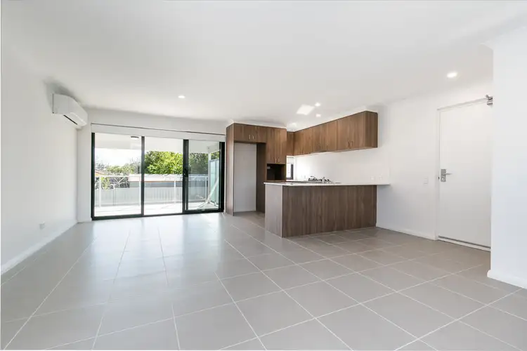 8/12 Angus Avenue