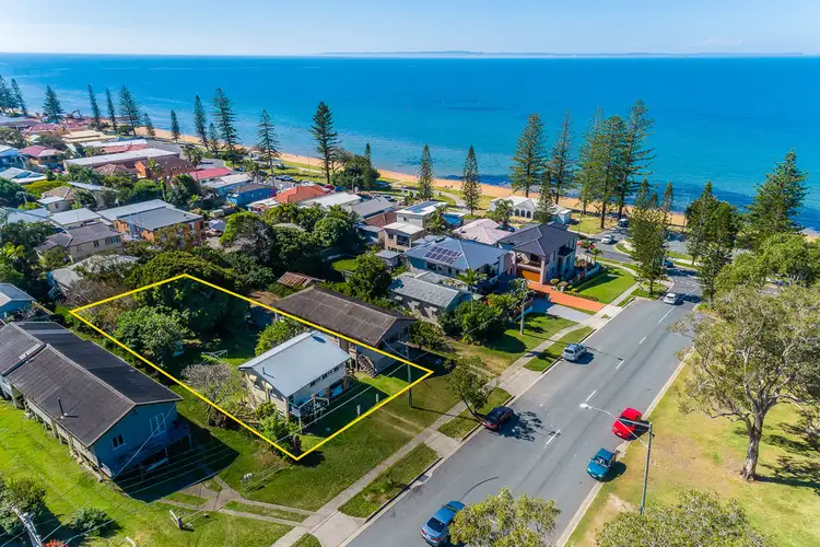 8 King St, Woody Point QLD 4019