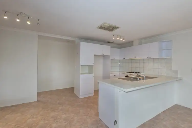 Seventh view of Homely house listing, 2 Kirin Way, Maddington WA 6109