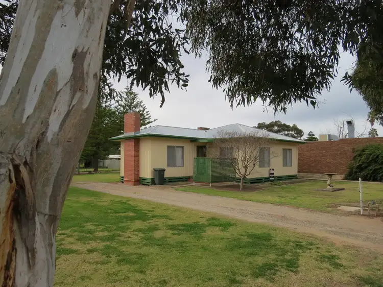 27 POWELL STREET, Jerilderie NSW 2716