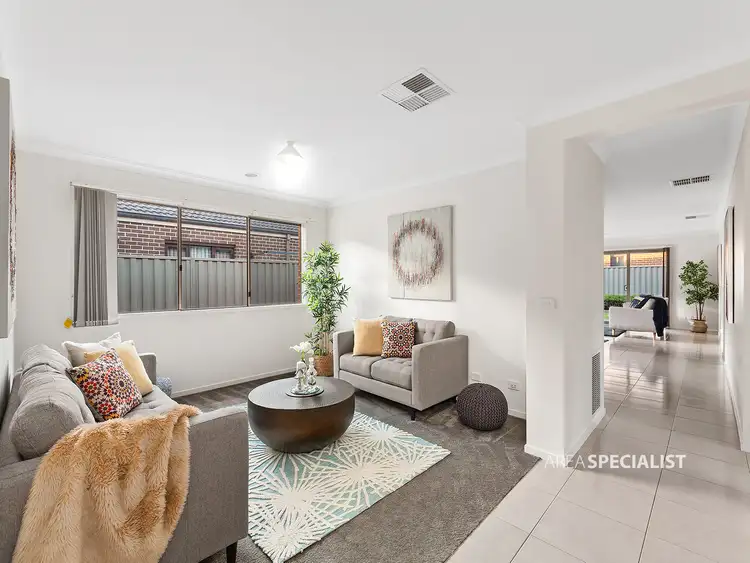 16 Arrow Road, Cranbourne East VIC 3977