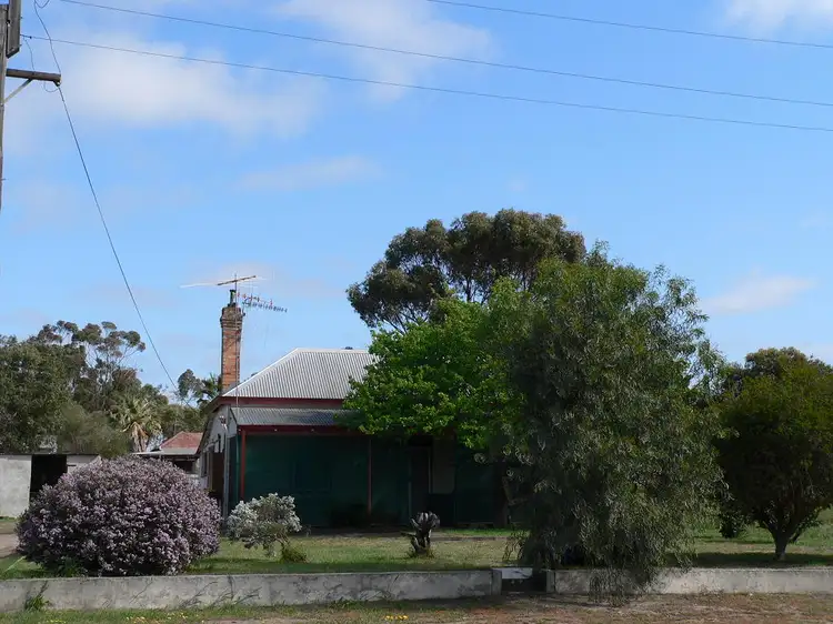 8 Barker Street, Katanning WA 6317
