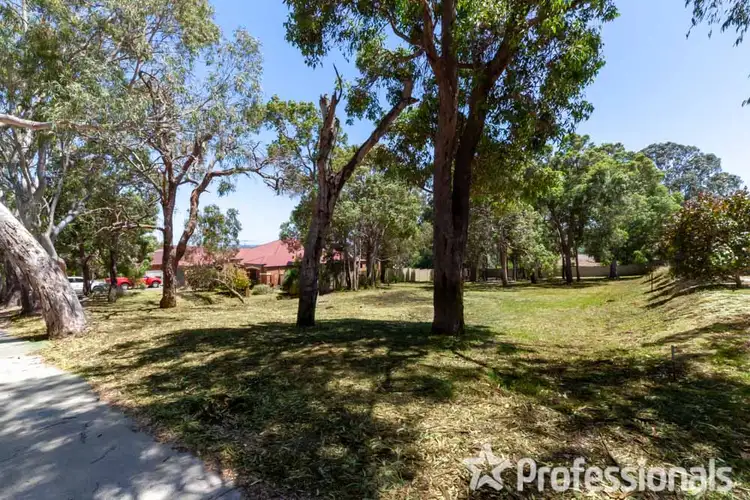 111 Carawatha Ave, Mount Nasura WA 6112