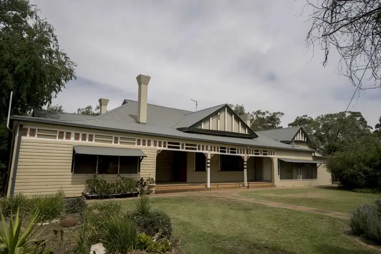 2 WEIR PARK ROAD, Narrandera NSW 2700
