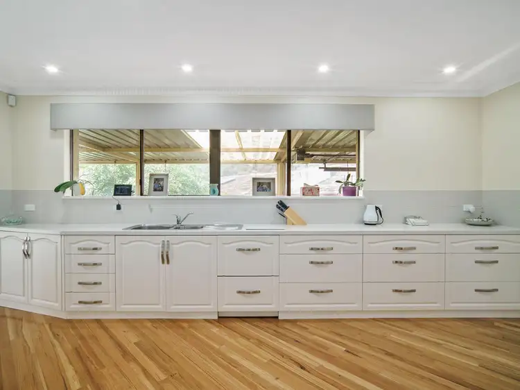 6 Grevillea Crescent, Swan View WA 6056