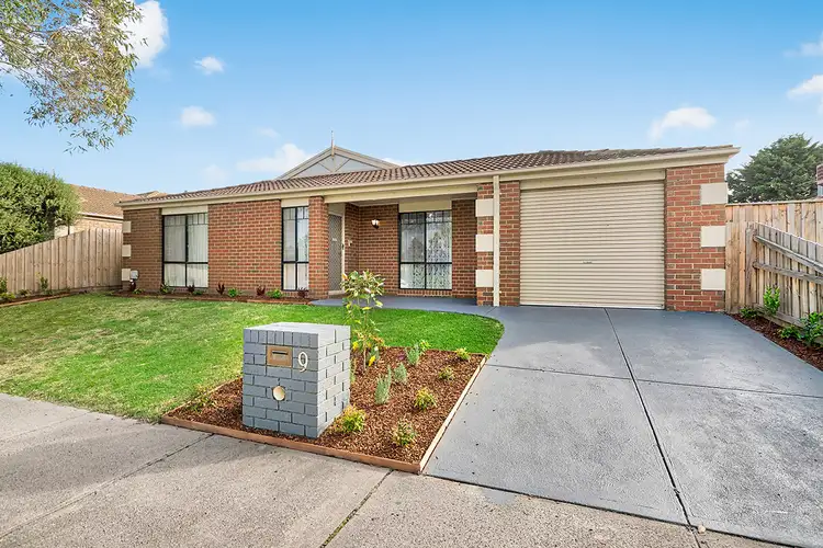 9 Daphne Way, Cranbourne North VIC 3977