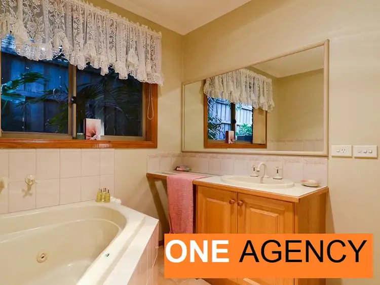 Sixth view of Homely house listing, 2 Matheson Court, Berwick VIC 3806