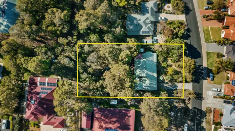 35 Winthrop Avenue, College Grove WA 6230