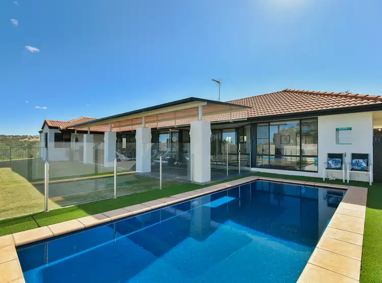8 Bradley Crescent
