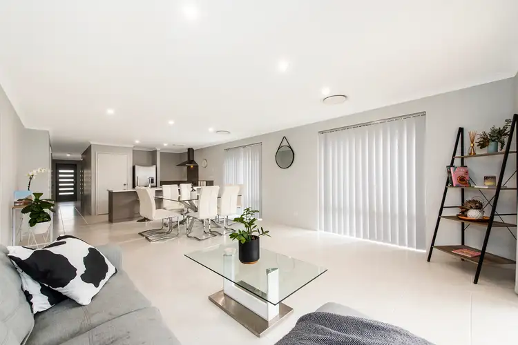 6 St Pierre Turn, Piara Waters WA 6112