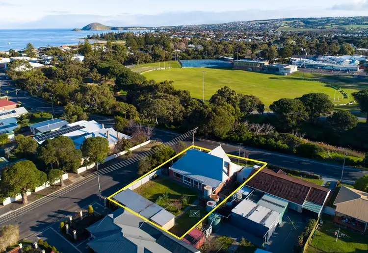 11 Oval Road, Victor Harbor SA 5211