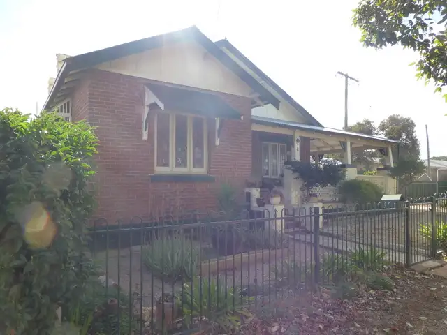 4 Victoria Street, Parkes NSW 2870