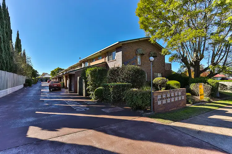 2/247 Herries Street, Newtown QLD 4350