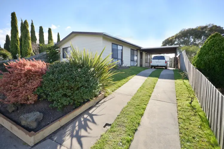 8 Clifton Close, Wy Yung VIC 3875