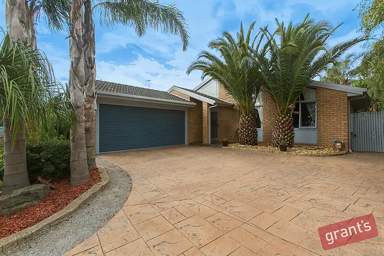 86 Oakgrove Drive, Narre Warren South VIC 3805