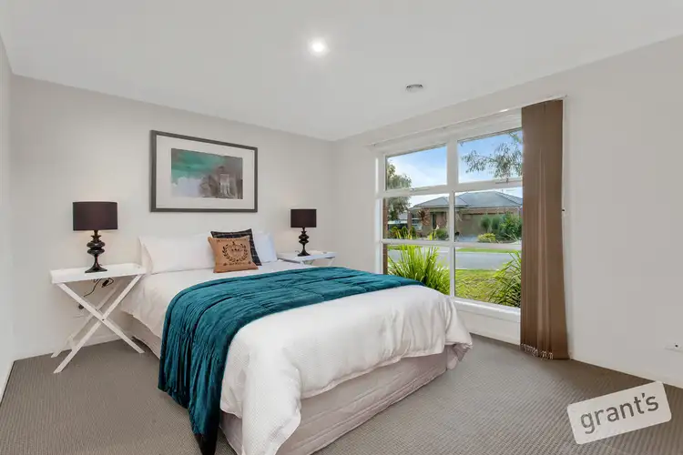 Sixth view of Homely house listing, 33 Sienna Way, Pakenham VIC 3810