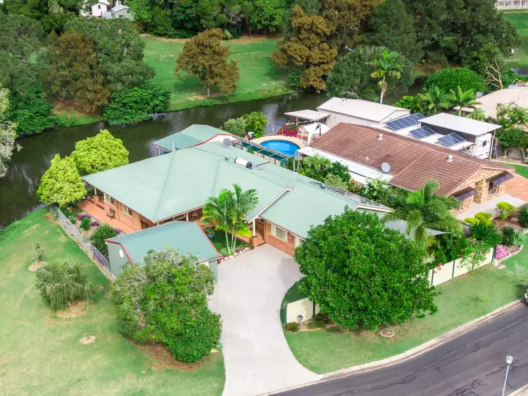 8 Lakeside Court, Torquay QLD 4655