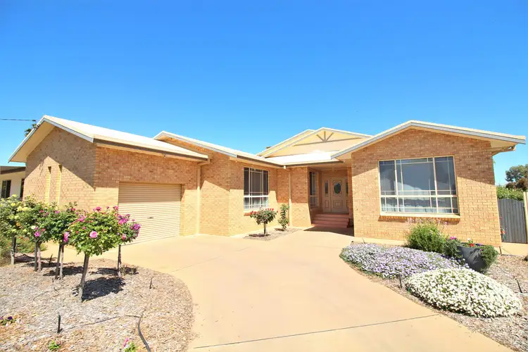 2 School Street, Hanwood NSW 2680