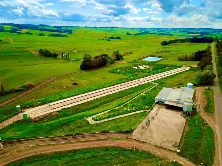 - Centre Road, Simpson VIC 3266