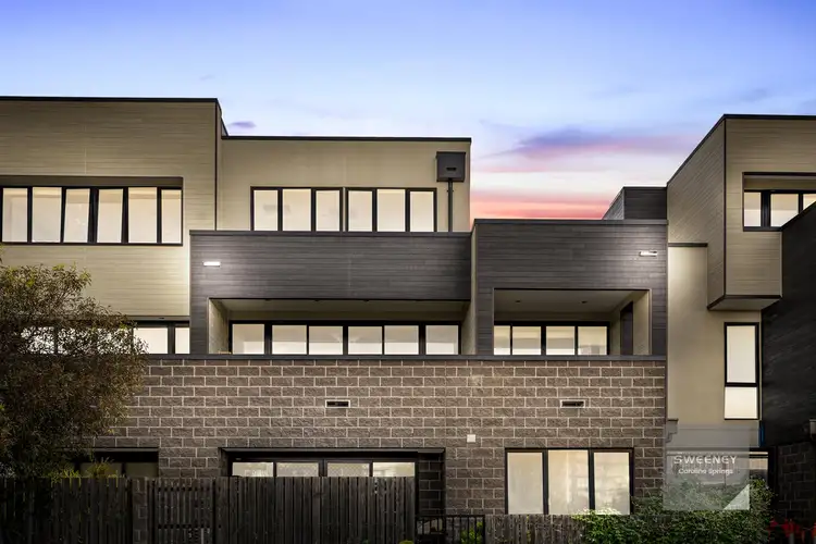 18/11 Monckton Place, Caroline Springs VIC 3023