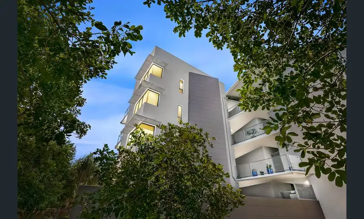 25 / 51 Grand Parade