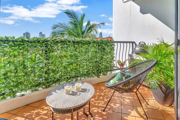 17/16 Purli Street, Chevron Island QLD 4217