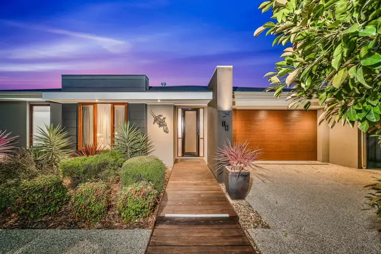 18 Nature Circuit, Cranbourne North VIC 3977