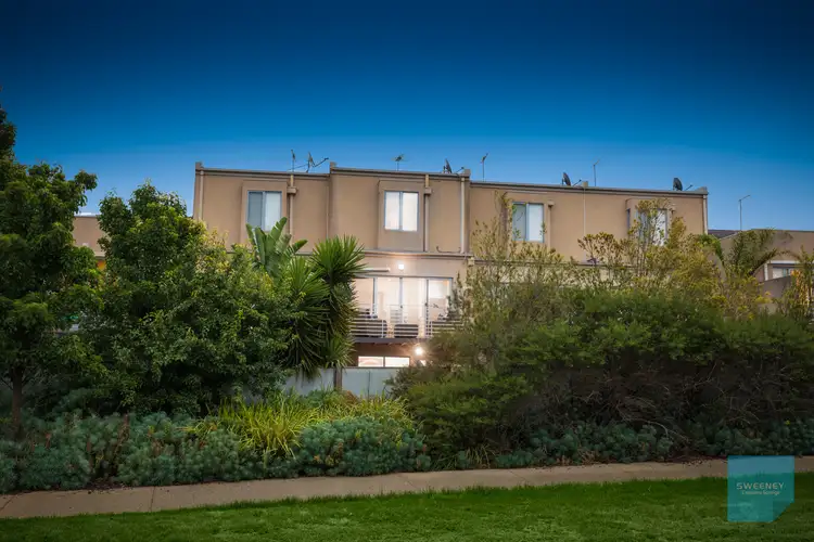 9/4 Hopetoun Green, Caroline Springs VIC 3023